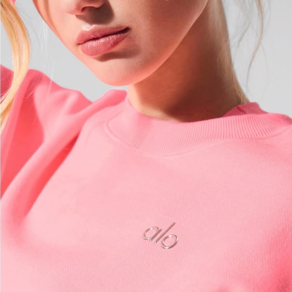 💕NWT ALO Yoga Pink Bubblegum Cropped Crewneck💕 - Picture 2 of 6